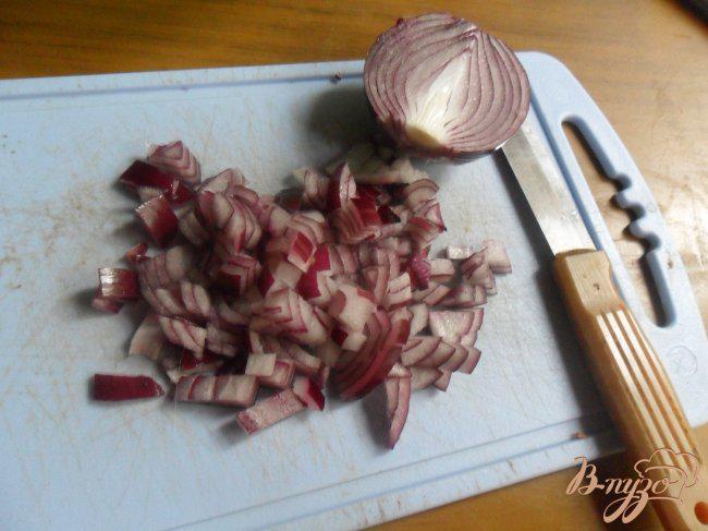 Фото приготовление рецепта: Винегрет с виноградом и орехами шаг №4