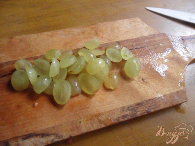 Фото приготовление рецепта: Винегрет с виноградом и орехами шаг №7