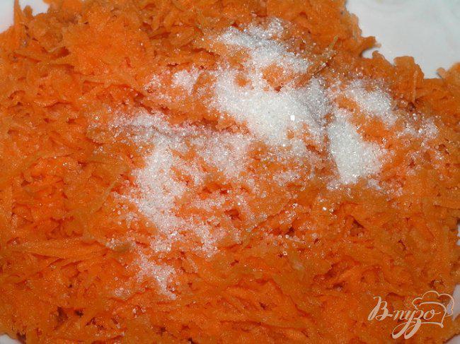 Фото приготовление рецепта: Морковный салат со сметаной шаг №2