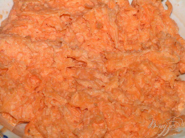 Фото приготовление рецепта: Морковный салат со сметаной шаг №4