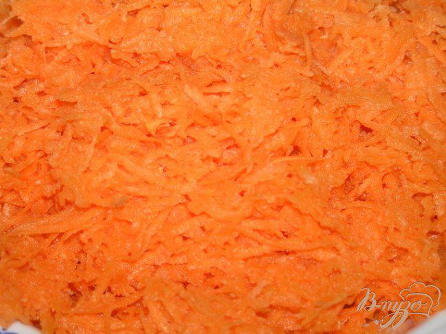 Фото приготовление рецепта: Морковный салат со сметаной шаг №1