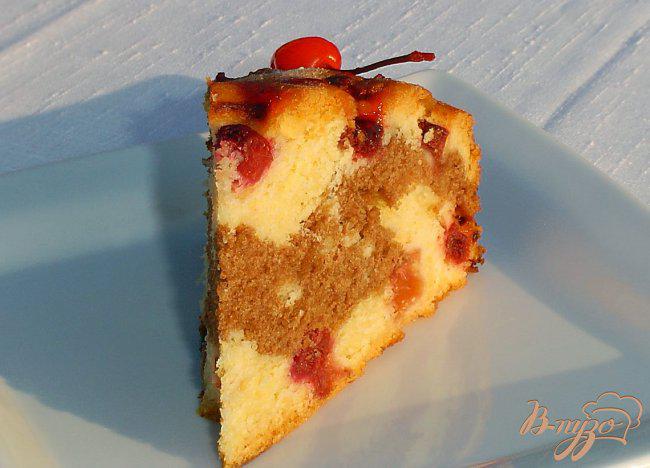 Фото приготовление рецепта: Пирог с вишней «День-ночь» шаг №8