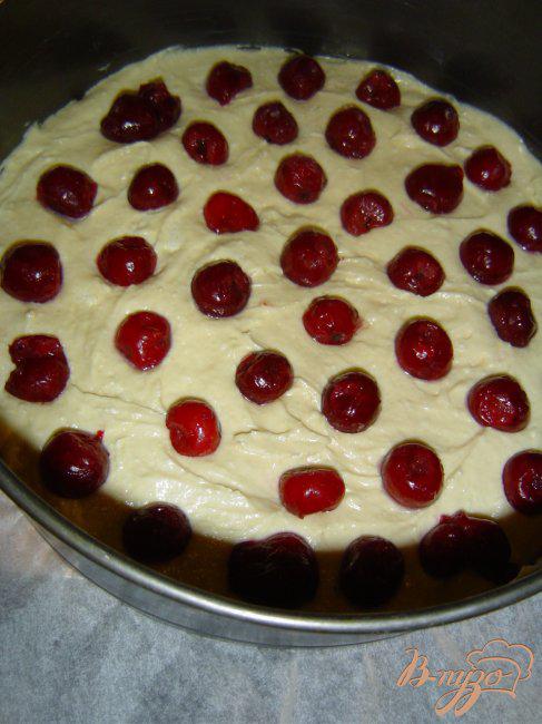 Фото приготовление рецепта: Пирог с вишней «День-ночь» шаг №4