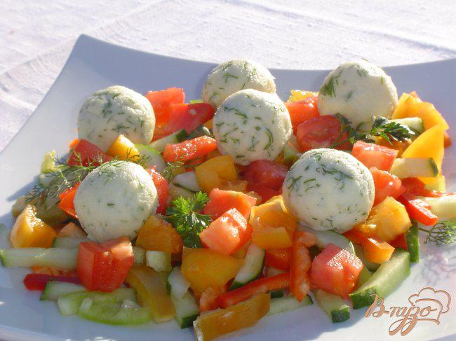Фото приготовление рецепта: Салат овощной с шариками из феты шаг №4