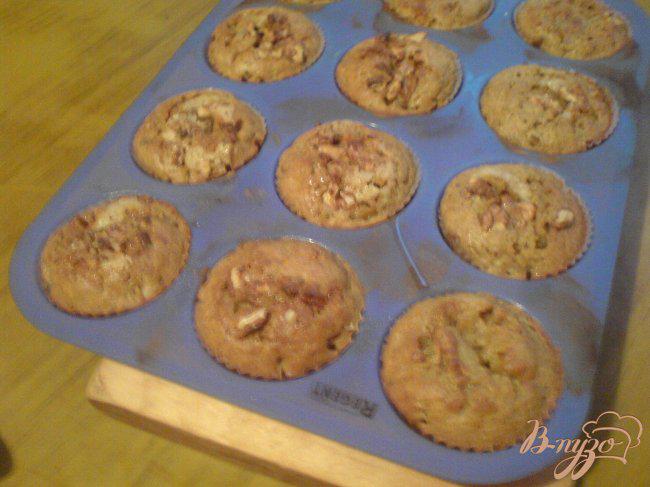 Фото приготовление рецепта: Тыквенные кексы с корицей и грецкими орехами шаг №6