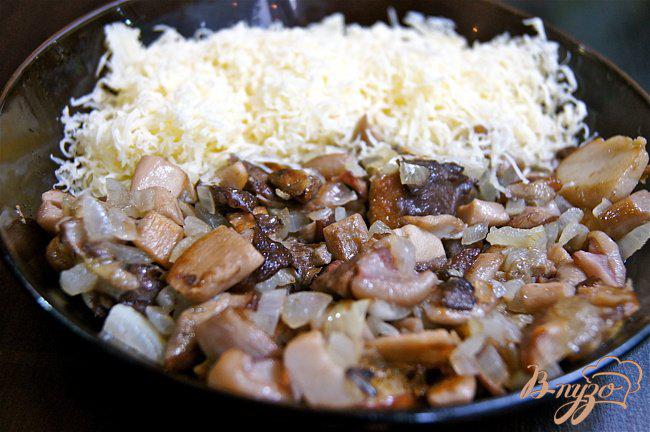 Фото приготовление рецепта: Куриные зразы с лесными грибами и сыром шаг №5
