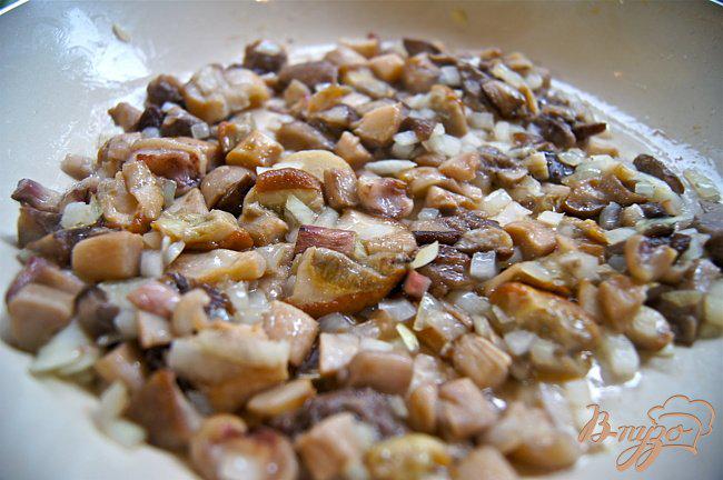 Фото приготовление рецепта: Куриные зразы с лесными грибами и сыром шаг №4