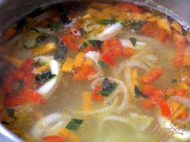 Фото приготовление рецепта: Суп с кальмарами и базиликом шаг №6