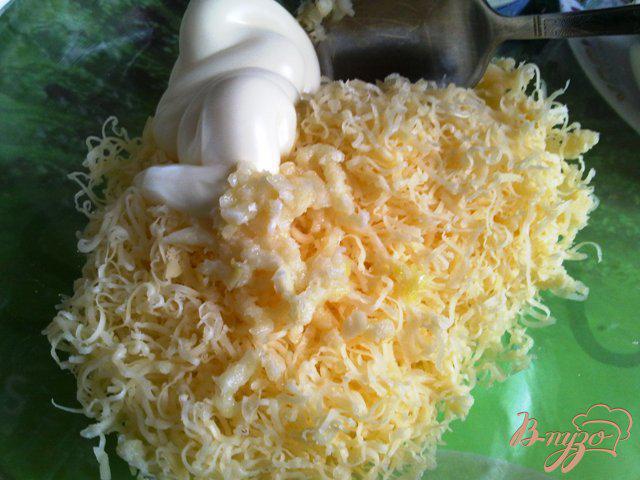 Фото приготовление рецепта: Закуска «Лодочка»  с сырным салатом шаг №2