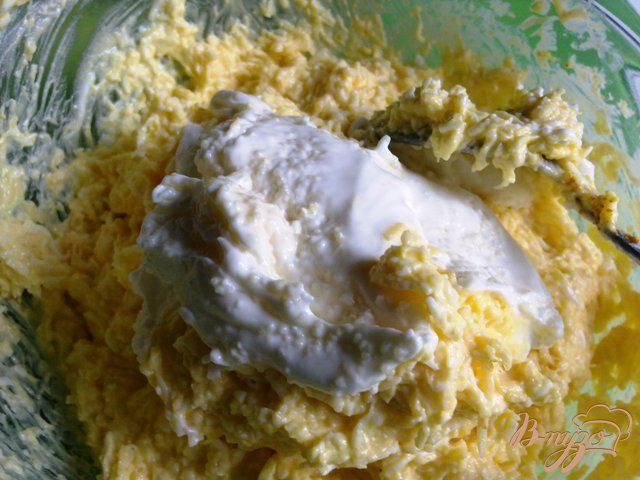 Фото приготовление рецепта: Закуска «Лодочка»  с сырным салатом шаг №5