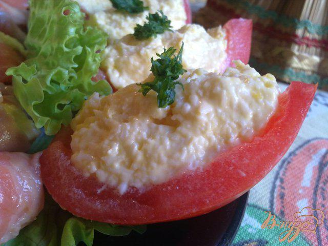 Фото приготовление рецепта: Закуска «Лодочка»  с сырным салатом шаг №8
