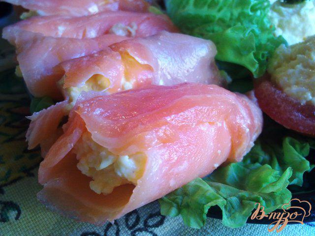 Фото приготовление рецепта: Сырный салат в рулетиках из форели шаг №5