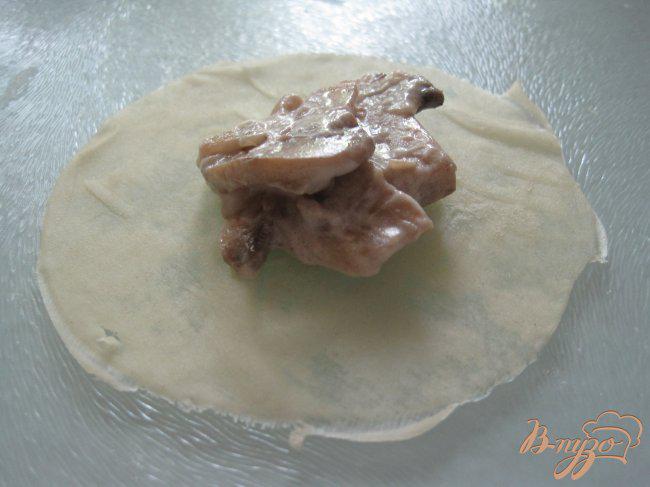Фото приготовление рецепта: Мешочки с грибами шаг №4