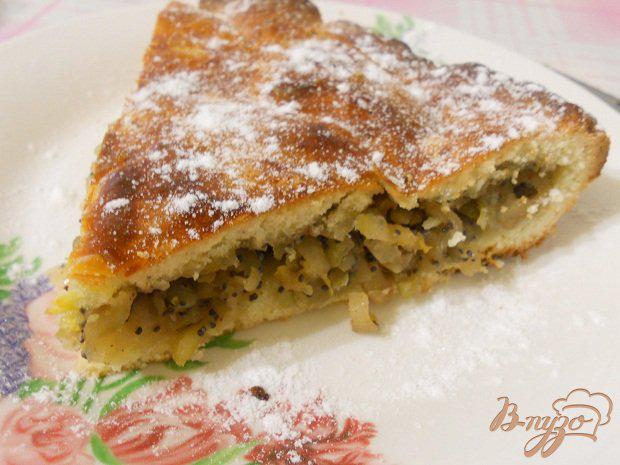 Фото приготовление рецепта: Пирог с яблоками, маком и грецкими орехами шаг №8