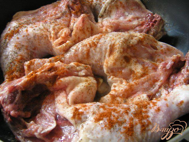 Фото приготовление рецепта: Курица с паприкой и базиликом шаг №2