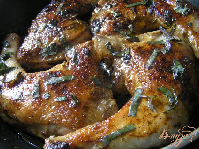Фото приготовление рецепта: Курица с паприкой и базиликом шаг №4
