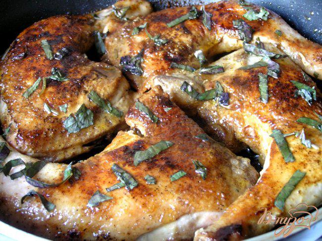 Фото приготовление рецепта: Курица с паприкой и базиликом шаг №5