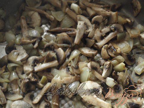 Фото приготовление рецепта: Закусочные улитки из блинчиков с грибной начинкой шаг №2