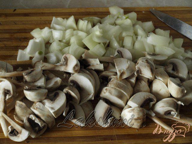 Фото приготовление рецепта: Закусочные улитки из блинчиков с грибной начинкой шаг №1