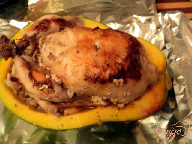Фото приготовление рецепта: Курица, запеченная в тыкве шаг №7