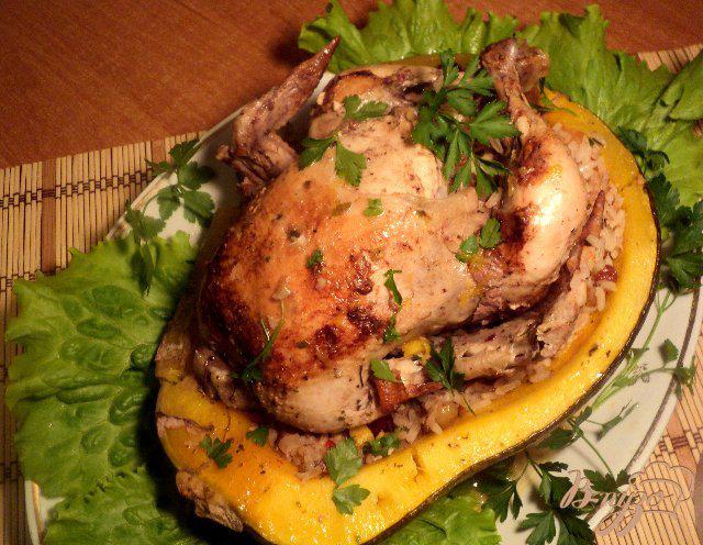 Фото приготовление рецепта: Курица, запеченная в тыкве шаг №10