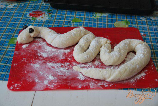 Фото приготовление рецепта: Багет «Змейка» шаг №5