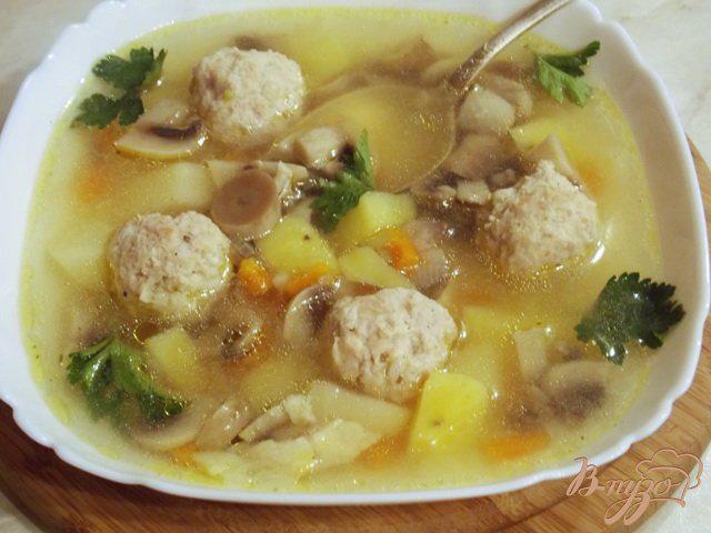 Фото приготовление рецепта: Суп с фрикадельками и грибами шаг №5