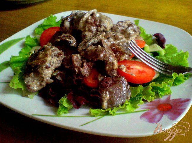 Фото приготовление рецепта: Теплый салат с куриной печенью и шампиньонами шаг №6