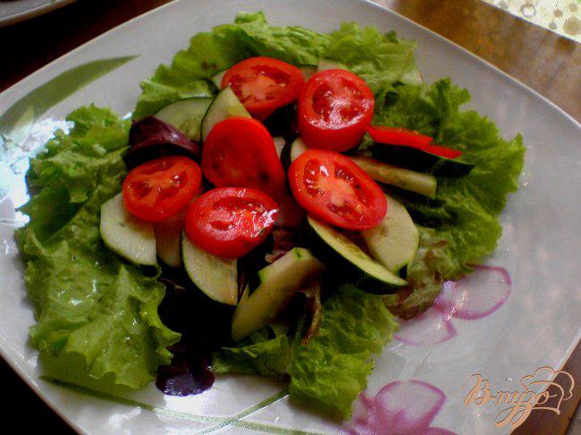 Фото приготовление рецепта: Теплый салат с куриной печенью и шампиньонами шаг №5
