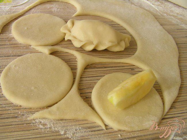 Фото приготовление рецепта: Пирожки с яблоками шаг №3
