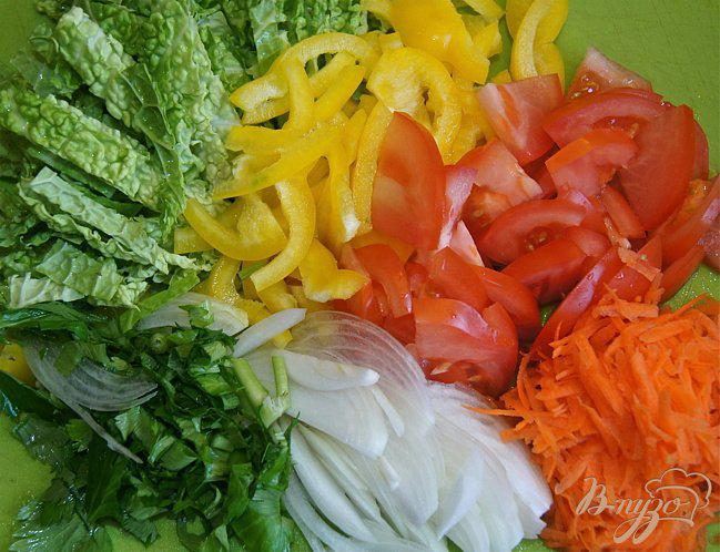 Фото приготовление рецепта: Филе пангасиуса на овощной подложке шаг №2