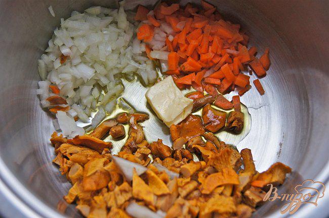 Фото приготовление рецепта: Суп с овощами, грибами и фрикадельками шаг №4