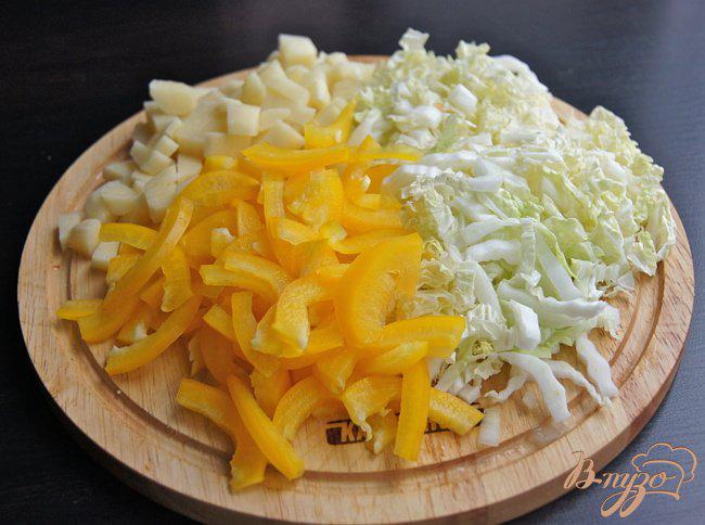 Фото приготовление рецепта: Суп с овощами, грибами и фрикадельками шаг №6