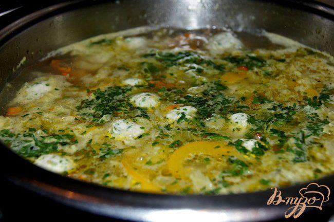 Фото приготовление рецепта: Суп с овощами, грибами и фрикадельками шаг №10