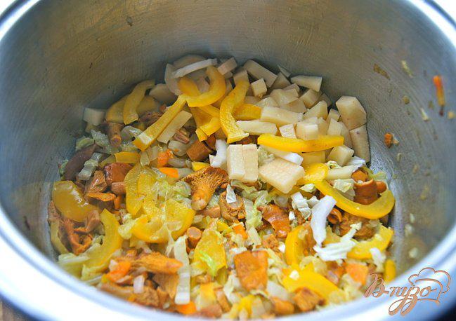 Фото приготовление рецепта: Суп с овощами, грибами и фрикадельками шаг №8