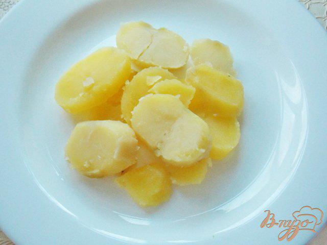 Фото приготовление рецепта: Жареная семга под маринадом на «подушке» из картофеля шаг №3