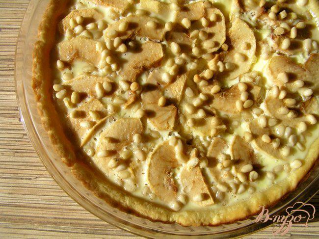 Фото приготовление рецепта: Яблочный пирог с кедровыми орешками шаг №8
