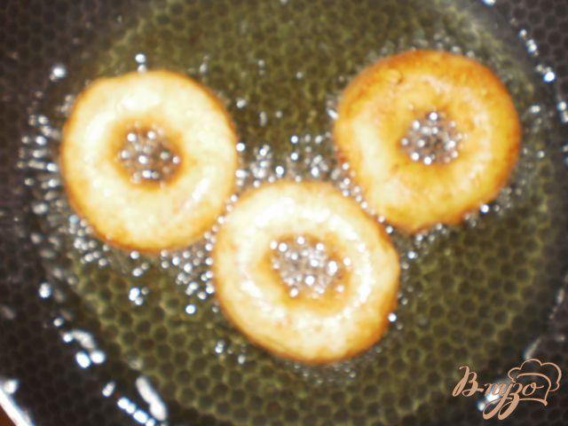 Фото приготовление рецепта: Сладенькие творожные пончики шаг №4