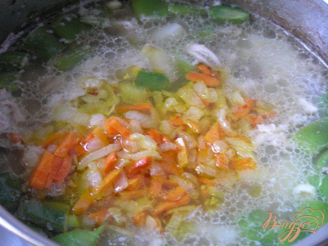 Фото приготовление рецепта: Куриный суп с лоби шаг №4