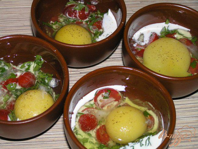Фото приготовление рецепта: Яйца, запеченные с черри и зеленью шаг №3