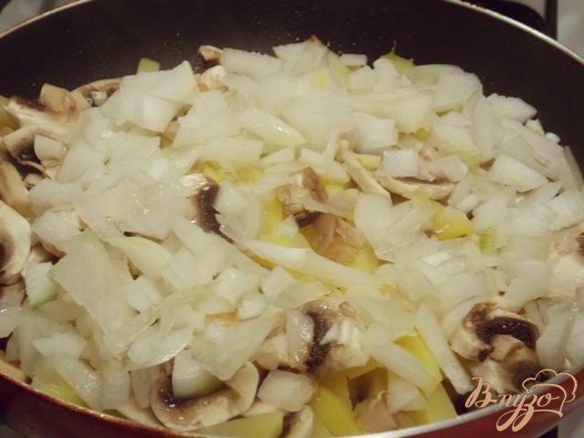 Фото приготовление рецепта: Жареный картофель с грибами и луком шаг №3