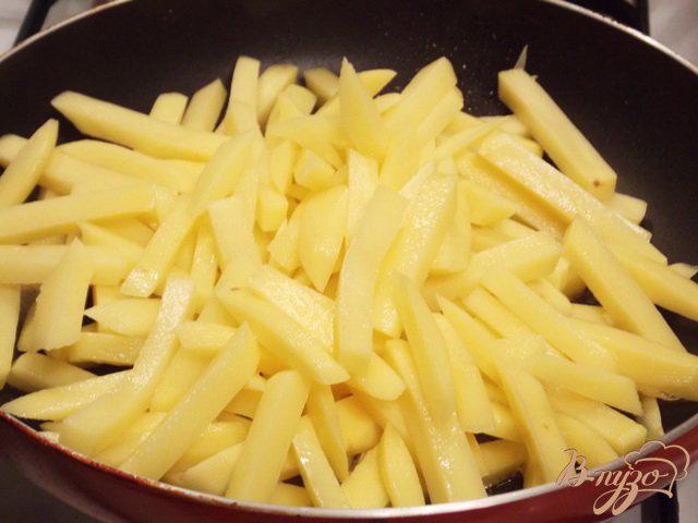 Фото приготовление рецепта: Жареный картофель с грибами и луком шаг №1