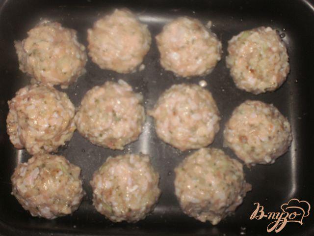 Фото приготовление рецепта: Куриные фрикадельки в сливочно-грибном соусе шаг №3