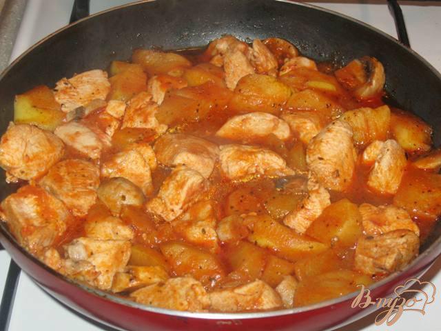 Фото приготовление рецепта: Куриное филе с яблоками в соусе шаг №5