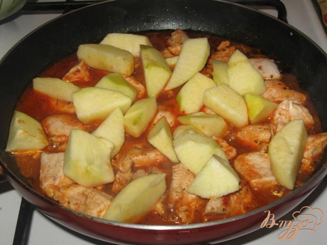 Фото приготовление рецепта: Куриное филе с яблоками в соусе шаг №4