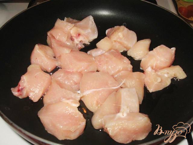 Фото приготовление рецепта: Куриное филе с яблоками в соусе шаг №1