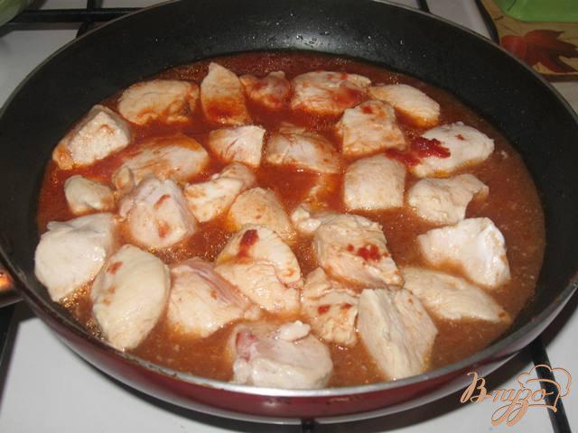 Фото приготовление рецепта: Куриное филе с яблоками в соусе шаг №2