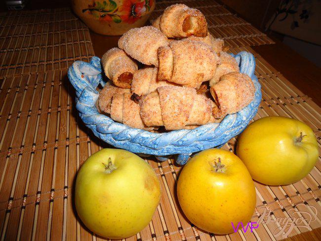 Фото приготовление рецепта: Крошки-рогалики с яблочным джемом шаг №5
