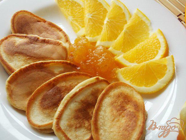 Фото приготовление рецепта: Апельсиновые оладьи на ряженке шаг №5