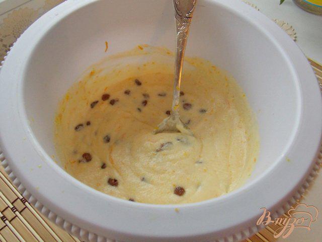 Фото приготовление рецепта: Апельсиновый кекс с изюмом шаг №4